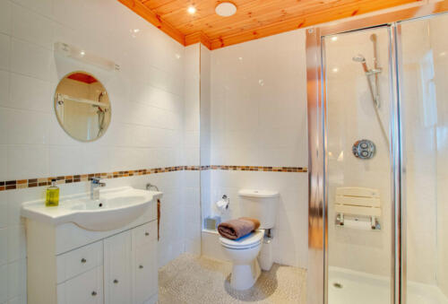Apple Tree - master bedroom ensuite 1c
