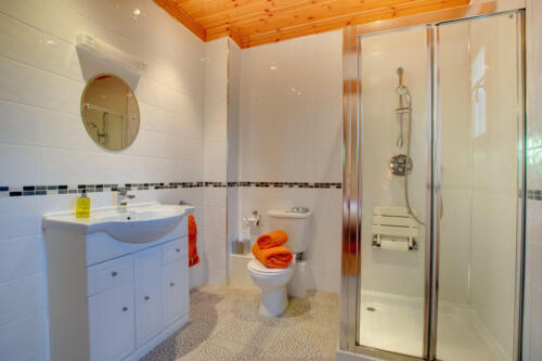 Lime Tree - master bedroom with ensuite 1c